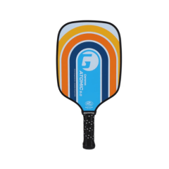 Gamma Atomic 5.0 piklbola rakete ar melnu rokturi un oranžiem akcentiem.