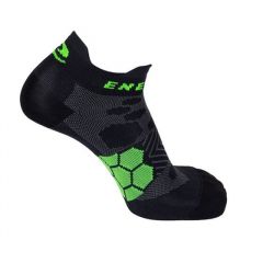 Enertor Energy Run skriešanas zeķu tuvplāns uz balta fona, ar Nilit® Innergy šķiedrām, NanoGLIDE® tehnoloģiju un EnergyKnit™ joslu veiktspējai un komfortam.