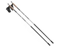 One way Mania 600 black/white ir vieglas un izturīgas nūjošanas nūjas no oglekļa kompozīta ar ergonomisku korķa rokturi un elpojošu cimda siksnu, ar salokāmiem Dual Pad uzgaļiem; tuvplāna bilde uz balta fona.