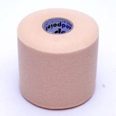 Medpoint MWRAP NATURAL bēšās apakšlentes tuvplāns uz balta fona, izgatavota no elpojošas poliuretāna putas ādas aizsardzībai zem sporta lentes un berzes mazināšanai.