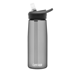 CamelBak Eddy+® pudele (0,75 L) ar noplūdes necaurlaidīgu sistēmu, ērtu vienas rokas lietošanu, 25 % uzlabotu ūdens plūsmu un cilpu rokturi vieglai pārnēsāšanai, tuvplāna bilde uz balta fona.