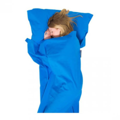 Sieviete guļ Lifeventure 100% Cotton Sleeping Bag Liner guļammaisā uz balta fona