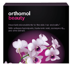 Orthomol Beauty uztura bagātinātāja tuvplāns ar caurspīdīgu fonu, satur hialuronskābi, kolagēnu un antioksidantus ādas mitrināšanai un elastībai.