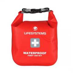 Lifesystems Waterproof pirmās palīdzības komplekts no izturīga ūdensnecaurlaidīga materiāla ar elpināšanas masku, šķērēm, termometru, pinceti, cimdiem, pārsējiem, plāksteriem, apdegumu krēmu un drošības spraudņiem. Tuvplāns uz balta fona.