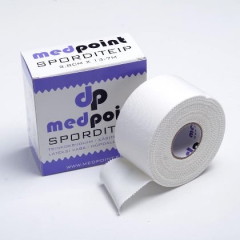 Medpoint AirGo lentes un tās iepakojuma tuvplāns uz balta fona, izgatavota no 100% kokvilnas ar elpojošu cinka oksīda līmi un augstu saķeri profesionālai sporta lietošanai.