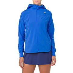 Sieviete valkā ASICS sporta jaku tuvplānā uz balta fona, ar L formas kabatām tenisa bumbiņām, rāvējslēdzēja aizdari, kapuci un ātri žūstošu audumu sportiskam komfortam.